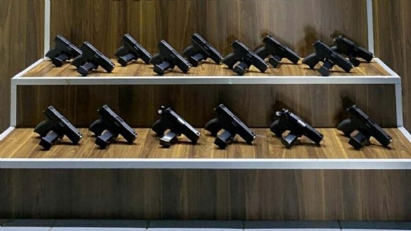 İzmir'de silah kaçakçılığı operasyonu; 15 tabanca ele geçirildi