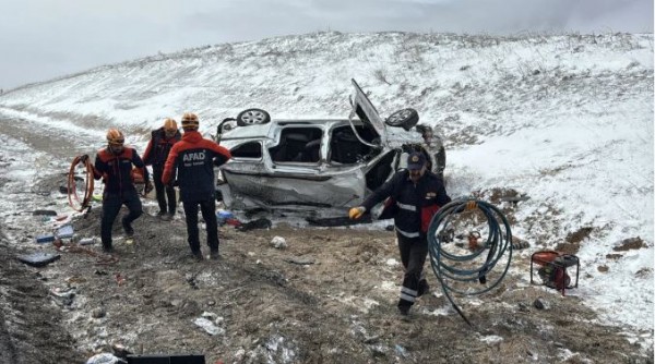 Sivas'ta aşırı hız nedeniyle takla atan araçta 3 kişi yaralandı