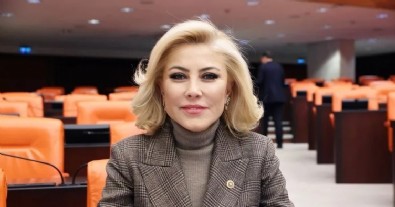 Şebnem Bursalı'dan tiyatrocuları işten atan Levent Üzümcü'ye çok sert tepki: Sözde özgürlükçü figüran!