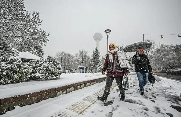 Başkent beyaza büründü: Ankara'da nisan ayında kar sürprizi