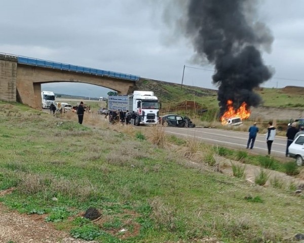 Gaziantep'te otomobille çarpışan hafif ticari araç alev topuna döndü