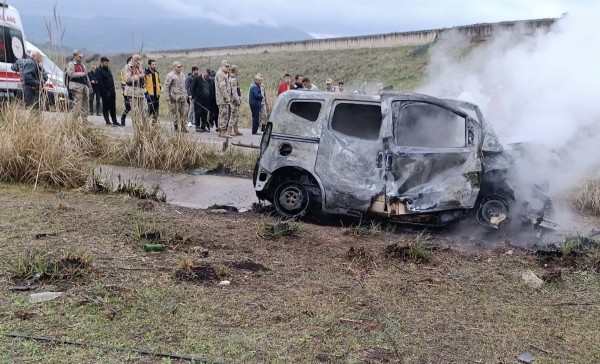 Gaziantep'te otomobille çarpışan hafif ticari araç alev topuna döndü