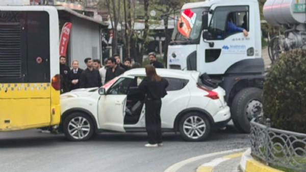 İstanbul'da beton mikseri otomobile çarptı