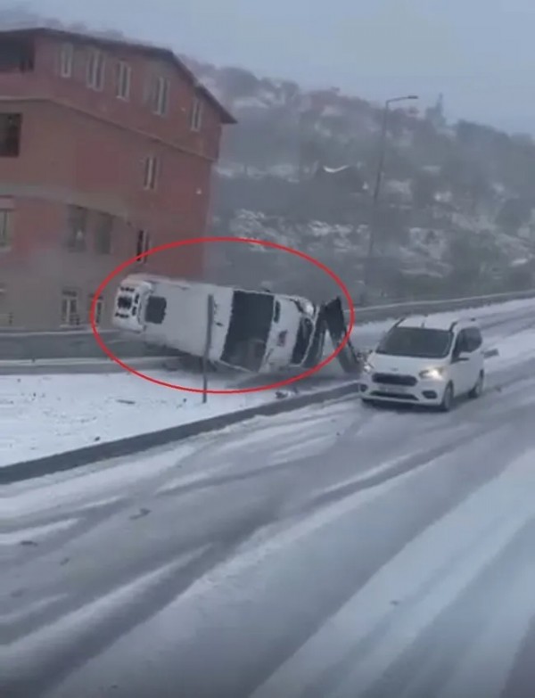 Kayseri'de feci kaza! Devrilen minibüse otomobil çarptı!