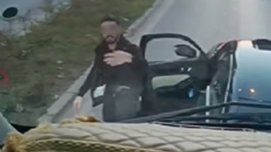 İzmir'de yol vermeyen kamyonun önünü kesti: Aracından inip saldırdı