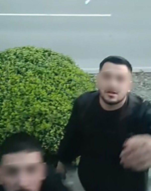 İzmir'de yol vermeyen kamyonun önünü kesti: Aracından inip saldırdı