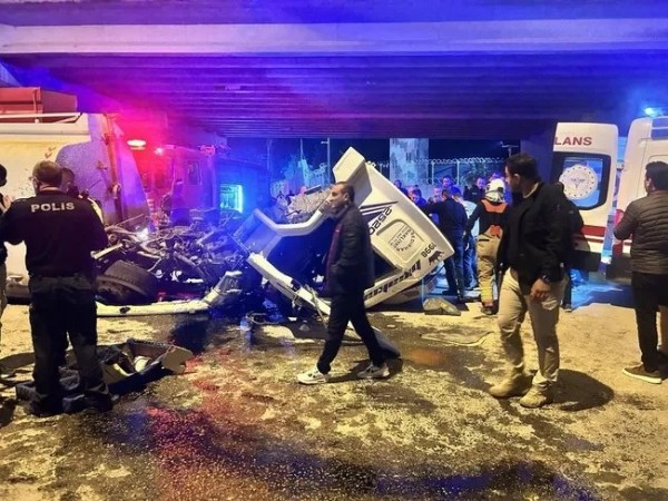 Hatay'da feci kaza! Arazöz, otomobile ve duvara çarparak hurdaya döndü