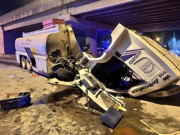 Hatay'da feci kaza! Arazöz, otomobile ve duvara çarparak hurdaya döndü