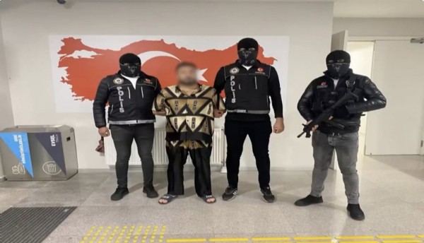 Bakan Yerlikaya duyurdu! Kırmızı bültenle aranan 3 kişi daha yakalandı