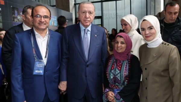 Bakan Göktaş, Gazze'de gönüllü olarak görev yaparken yuva kuran profesörü paylaştı