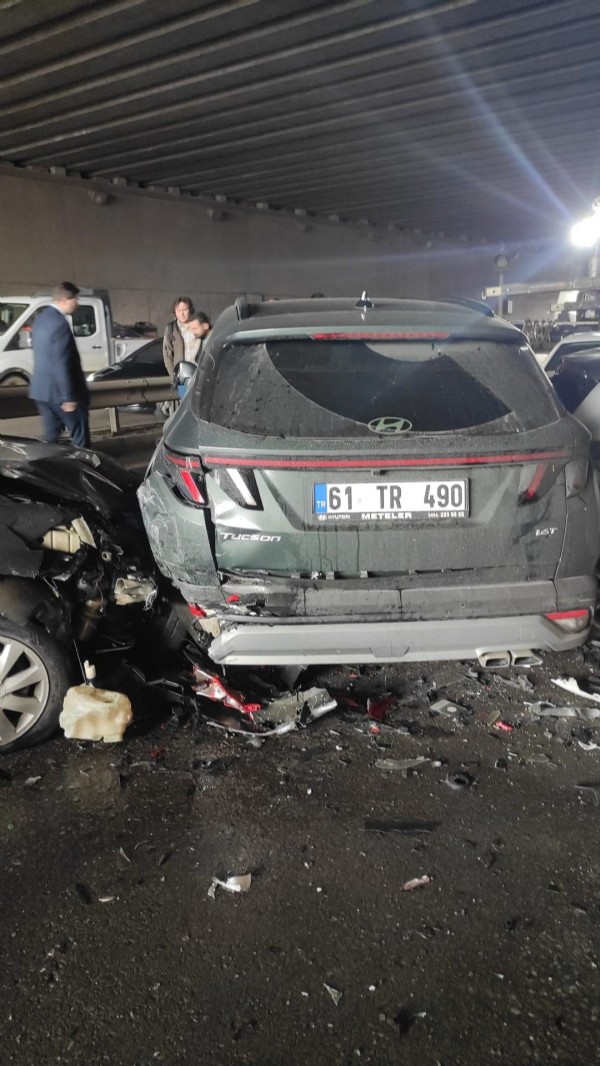 Trabzon'da 25 araçlı zincirleme kaza: 12 yaralı