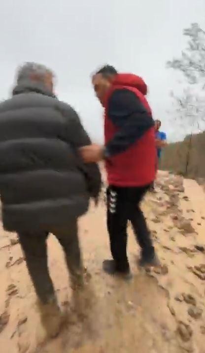 Trabzon'da faciadan dönüldü! Sirenli uyarıyla kurtuldular...