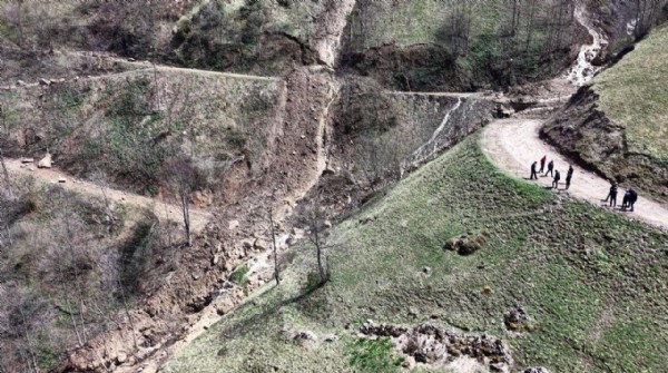 Trabzon'da faciadan dönüldü! Sirenli uyarıyla kurtuldular...