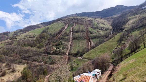 Trabzon'da faciadan dönüldü! Sirenli uyarıyla kurtuldular...