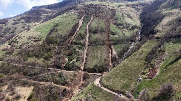 Trabzon'da faciadan dönüldü! Sirenli uyarıyla kurtuldular...