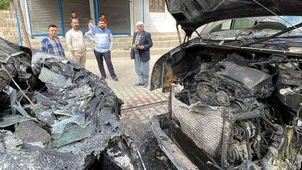 Park halindeki 9 araç kundaklandı; şüpheli yakalandı