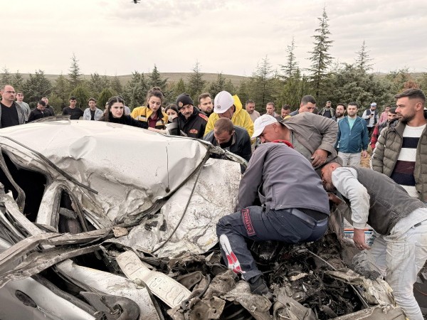 Afyonkarahisar'da tırla çarpışan otomobil kağıt gibi ezildi: 1 ölü, 1 yaralı