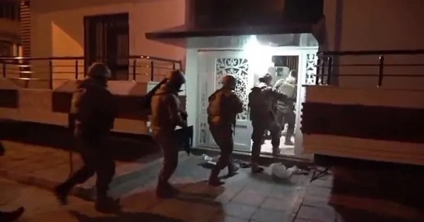 Van'da eş zamanlı operasyon: Çok sayıda silah ele geçirildi