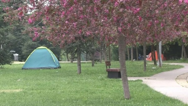 Binlerce İstanbullu Millet Bahçeleri’nde: Yeni günü çadırlarda karşıladılar! Korkunçtu hala sallanıyor