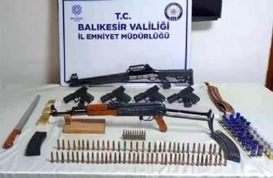 Balıkesir'de operasyon: Kalaşnikof ele geçirildi
