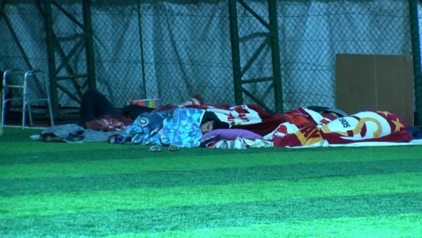 İstanbul'da deprem: İnsanlar geceyi park bahçe ve camilerde geçirdi