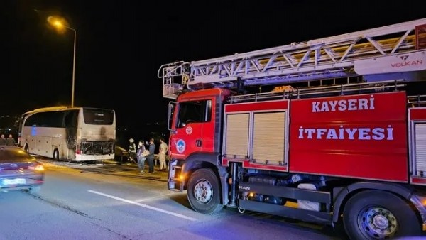 Turistleri taşıyan yolcu otobüsü yandı