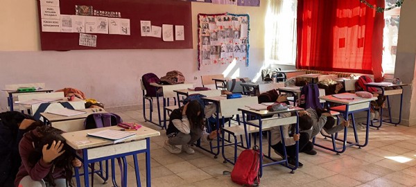 Ailelere deprem uyarısı! Travma çocukların bedenine yansıyor