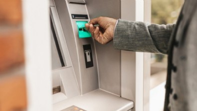 ATM’lerde yeni dönem başladı: Artık telefonla konuşmak yasak