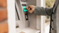 ATM’lerde yeni dönem başladı: Artık telefonla konuşmak yasak