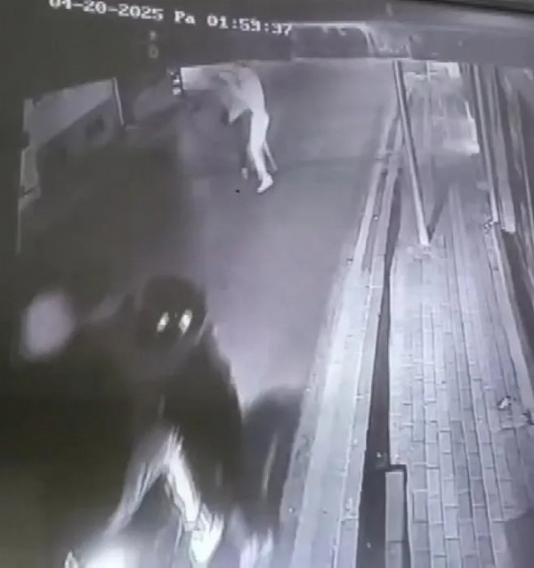 Üsküdar'da vahşet! Tek yumrukla bayılttı yetmedi geri dönüp silahla ateş saçtı! İşte o anlar