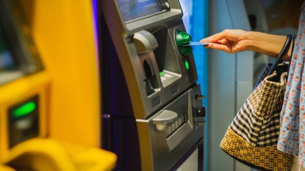 ATM’lerde yeni dönem başladı: Artık telefonla konuşmak yasak