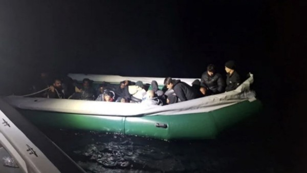 İzmir açıklarında 22 düzensiz göçmen kurtarıldı