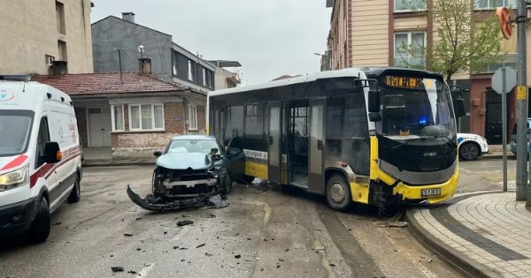 Bursa'da halk otobüsü ile otomobil çarpıştı: 3 yaralı!