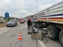 Korkunç kaza: Otomobil tırın altına girdi!