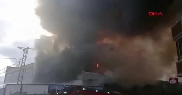 Sancaktepe'de iş merkezinde yangın