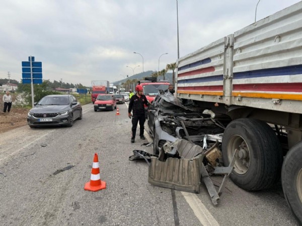 Korkunç kaza: Otomobil tırın altına girdi!