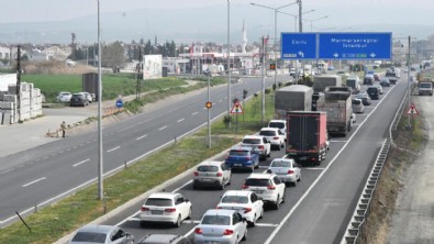 Tekirdağ-İstanbul kara yolunda araç yoğunluğu başladı