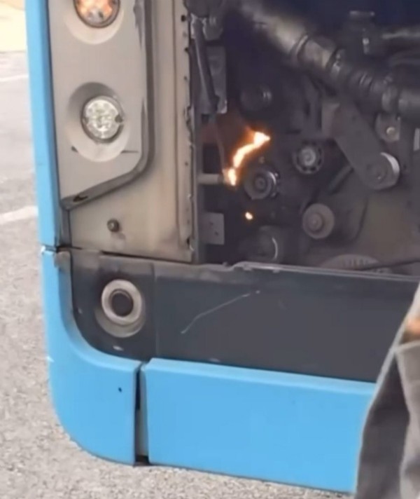 Diyarbakır'da alev alan otobüs motorunu üfleyerek söndürmeye çalışan yolcu