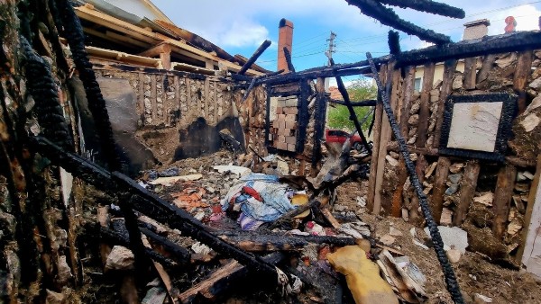 Kütahya'da yangında evleri kül oldu