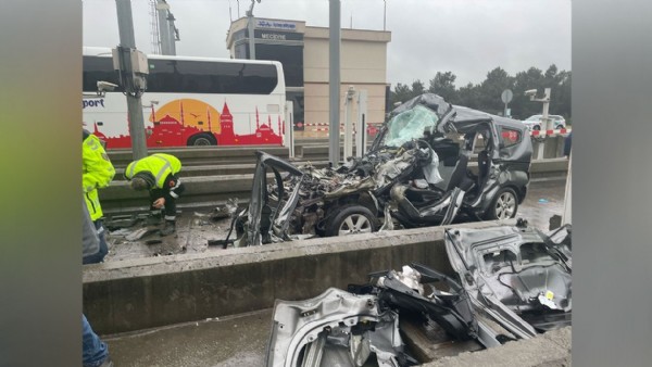 Pendik'te gişelerde bir otomobil, TIR'ın altına girdi: 1 can kaybı