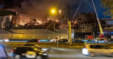 Paris’in göbeğinde alevler yükseldi: Dev tesis yangına teslim oldu