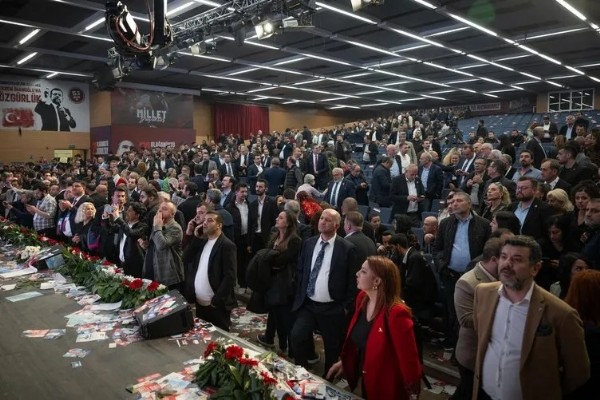 CHP'de Özgür Özel tek adamlık yolunda! PM’de güç dengeleri değişti: İmamoğlu ile Kılıçdaroğlu’na kesik