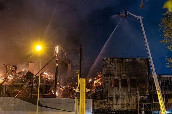 Paris’in göbeğinde alevler yükseldi: Dev tesis yangına teslim oldu