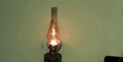 Elektriğe hasret şehir: Öğrenciler mum ışığında ders çalışıyor
