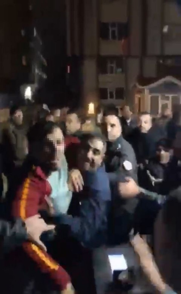 İstanbul'da taksici kavga ettiği öğrencinin yurdunu sopalarla bastı