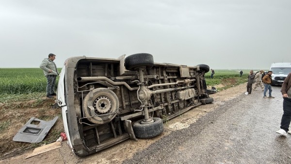 Diyarbakır'da yolcu minibüsü devrildi: 9 yaralı