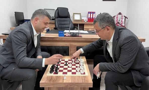 İhalelerinin şartnamelerini sızdır rüşveti kap! Reklam rüşvetleri Özgür Özel’in satranç arkadaşına