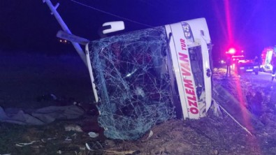 Van'da yolcu otobüsü devrildi: 28 yaralı