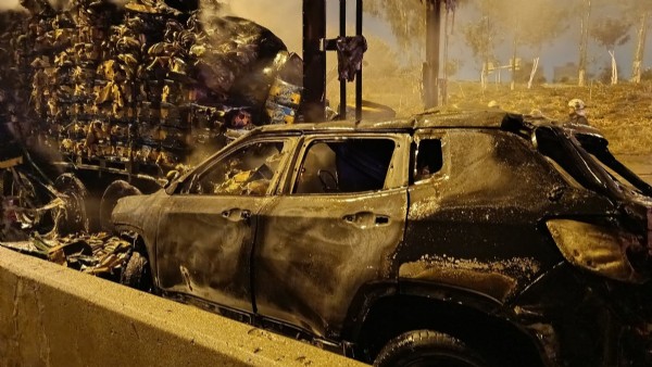 Adana'da kaza yapan otomobil alev alev yandı