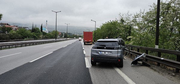 Sakarya'da tıra arkadan çarpan cipin sürücüsü yaralandı